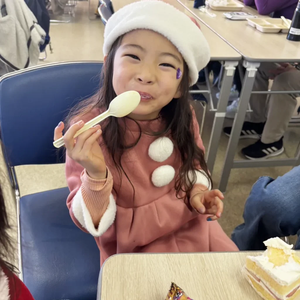 子ども食堂かえるのうた1215_楽しんでいる子