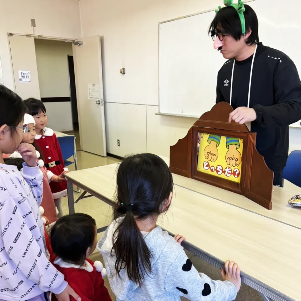 子ども食堂かえるのうた1215_紙芝居の様子